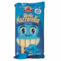 Skrella Mozzarella er en morsom ostenyhet for barna. Denne mozzarella-sticken skal ikke bare spises, men man kan skrelle den, leke litt og så spise den. Passer perfekt i matpakken eller som en liten belønning. Skrella Mozzarella er rik på kalsium, inneholder hele 27% protein og har 30 % mindre fett en f.eks. vanlig gulost.