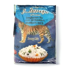 Hev din matopplevelse med Golden Tiger Ekstra Lang Basmatiris. Dyrket i foten av Himalaya, en utsøkt blanding av smak og aroma. Hvert riskorn er nøye aldret til perfeksjon, og resultatet er en delikat, duftende og langkornet ris som passer perfekt til biryanier, pilaf eller som tilbehør. Ta med deg essensen av autentisk pakistansk/indisk/bengalsk/nepalsk matlaging med Golden Tiger Basmatiris og nyt en kulinarisk reise som ingen annen.