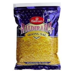 Haldirams Moong Dal er delte moongbønner som stekes. Det er en flott stekt matbit som er ristet med salt. Denne namkeen er en veldig lett snacks og smaker godt. Det er en velsmakende snack som er populær over hele India. Den er sprø, sprø og veldig smakfull. Denne dal inneholder fiber, kalium og magnesium. Det er så velsmakende at du ikke kan slutte å spise det hele dagen lang. Den lager en god snacks når du vil knaske noe. Dette er en sunn og næringsrik snack som inneholder mye protein.
