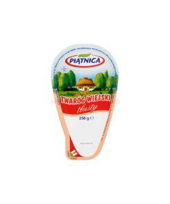 Polsk halvfet cottage cheese har en kompakt konsistens, derfor er den perfekt både som ingrediens i kaker og desserter, men også på smørbrød med gressløk og reddiker eller tomater.
