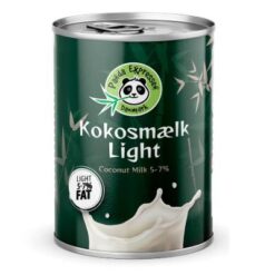 Panda Expressen Kokosmelk Light 5-7 % Fett er en økologisk kokosmelk med lavt fettinnhold laget av kjøttet fra modne kokosnøtter. Denne søte, melkeaktige og hvite drikken er ideell for å tilføre en kremet konsistens og eksotisk smak til rettene dine. Med bare 5-7 % fett er denne light-versjonen et sunnere alternativ som fortsatt gir den karakteristiske smaken av kokosmelk.