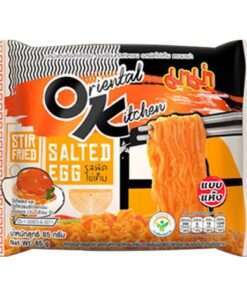 Mama Oriental Kitchen Wokstekte instant-nudler i saltet eggsmak gir en deilig vri på din umiddelbare nudelfornøyelse. Disse stekte nudlene er nøye krydret for å fange den herlige smaken av saltet egg, og skaper en tilfredsstillende og praktisk rett.
