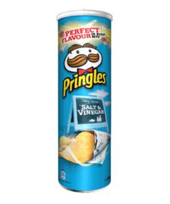 PRINGLES Salt&Vinegar Chips 165 g vri på en klassisk snack, Pringles Salt & Vinegar crisps er en perfekt måte å krydre snacken din på. Pringles Salt & Vinegar crisps har en dristig smak som garantert tilfredsstiller selv de mest intense trangene.