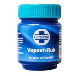 Pust lettet med Curalene Vapour Rub, en forfriskende blanding av kjølende mentol og eukalyptus. Denne lindrende salven bidrar til å fjerne tett nese og gir umiddelbar lindring av tett nese og ubehag.