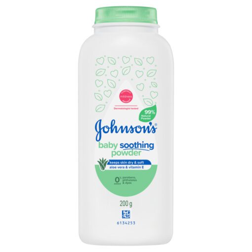 Johnsons Baby Pure Maisstivelse med Aloe Vera & Vitamin E Soothing Powder absorberer skånsomt overflødig fuktighet for å holde huden tørr og myk, samtidig som den beroliger og frisker opp huden.