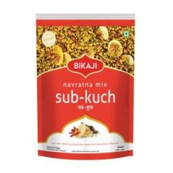 avrattan - Krydret Snack-blanding av delte kikerter, Puy-linser, peanøtter, risflak og tomatchips. En ekstraordinær blanding av tørkede nøtter, snacks linser, poha og klassiske indiske krydder, Haldirams Navratan Mixture er en signatur velsmakende snack laget for å tilfredsstille enhver