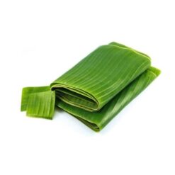 Thai bananblader, kjent som "bai tong," er allsidige i thailandsk matlaging. De brukes til å pakke inn og dampe mat som "Hor Mok" og "Khao Tom Mat", grilling eller steking av kjøtt, foring av dampkokere for dumplings eller klebrig ris, og som dekorative serveringsfat. I tillegg tilfører de retter med en subtil, jordaktig smak og kan brukes som et miljøvennlig alternativ for matoppbevaring. Samlet sett er bananblader avgjørende for å gi autentiske thailandske smaker og forbedre matpresentasjonen.
