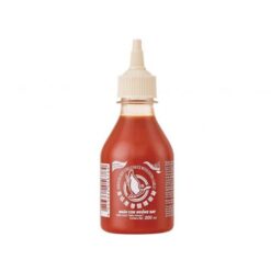 F.G Sriracha Chilli Sauce gir den perfekte balansen av krydder og smak til ethvert måltid. Laget i USA og kjent for sin unike blanding av chili, denne sausen tilfører en eksotisk touch til dine kulinariske kreasjoner. Enten det er grilling, marinader eller bare som en dipping-saus, vil denne Sriracha-sausen løfte smaken på dine retter til nye høyder.