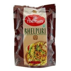 Å tenke på en namkeen snack og gå glipp av bhelpuri er en forbrytelse å begå. Unn deg selv deilig Bhel Puri fra Haldiram's og opplev den originale indiske smaken. Den puffede risen som brukes i denne namkeen er sprø og lett, mens sev og peanøtter gir en sprø tekstur. Blandingen av krydder tilfører et utbrudd av smak som vil gjøre deg sugen på mer. Det er også en god matbit å servere gjestene under fester og sammenkomster. Så hvis du leter etter en deilig og knasende snack, prøv namkeen-snacks fra Haldiram's!