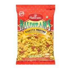 Haldiram's Khatta Meetha kombinerer krydrede linser, peanøtter, risflak og andre deilige ingredienser i en uimotståelig blanding av syrlige og søte smaker.