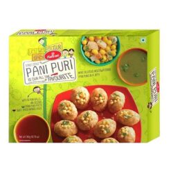 Haldiram Pani Puri er en deilig indisk street-chaat med sprø puris som du kan stappe, dyppe i tamarindvann og ha det gøy med å prøve å spise dem hele! Ta med smaken av pai puris hjemme hos deg, med Haldiram pani puri-konsentrat, og la familien din smake på det. Denne knasende, syrlige og mildt krydrede snacksen vil få deg til å føle at du spiser pani Puri fersk fra strandleverandørene i Mumbai. Pani Puri er en ekstremt populær snacks over hele India. Denne tørre snackbasen er laget med en blanding av puffet ris, sprø nudler, tørre nøtter og potetstrenger.