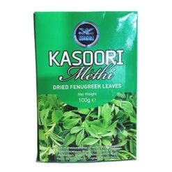 Kasuri Methi refererer til tørkede blader av bukkehornkløverplanten . Det er en urt med en bitter, men vanedannende smak. Brukt som krydder i indiske karriretter, sabzi, parathas, dens sterke aroma og særegne smak fascinerer smaksløkene! Bukkehornkløver er en ettårig plante i familien Fabaceae, med blader som består av tre små eggformede til avlange blader. Den dyrkes over hele verden som en semirid avling. Dens frø og blader er vanlige ingredienser i retter fra det indiske subkontinentet hvor det kalles methi.¬† Kasoori methi er soltørkede bukkehornkløverblader¬† De brukes i indisk matlaging og smaker som en kombinasjon av selleri og fennikel med et litt bittert bitt.¬† Vanligvis smuldres bladene og drysses over kjøtt og grønnsakskarri før servering.