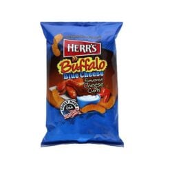 Hver amerikaner vet at ostekrøller er laget av cheddarost. Men hos Herr's® bryter de reglene for å gi deg en ny snacksensasjon: Buffalo Blue Cheese Flavored Curls. De kombinerte klassisk hotwing-saus med syrlig blåmuggost for å skape den perfekte balansen mellom krydret og deilig. Du vil elske denne nye smaken.