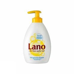 Den kjente familiehåndsåpen – nå med ny og mildere formulering. Lano Håndsåpe er skånsom og pleiende, med fuktighetsbevarende ingredienser og lik pH-verdi som huden. Dermatologisk testet på sensitiv hud. Perfekt for både liten og stor!