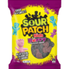 SOUR PATCH KIDS BERRY - deilige lollies med bærsmak dekket av et surt og søtt utblås! Hva er surt så søtt, men alltid deilig? Du vet allerede: SOUR PATCH KIDS lollies! Fyll munnen med deilige lollies med bærsmak dekket av en syrlig og søt utblåsning! SOUR PATCH KIDS lollies er morsomme, myke og seige godbiter som er elsket av barn, tenåringer og voksne.