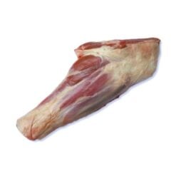 Sau-skank er den nederste delen av foten til lammet. Den ser ut som en liten knoke med kjøtt og bein i midten. Den har en mild og fin smak og er utrolig mør. Det at beinet følger med når du braisserer den, gir sausen en rik smak. Den som designet lam gjorde det så smart at én skank er nok mat til en person. Et lam er dermed en middag for fire gode venner.