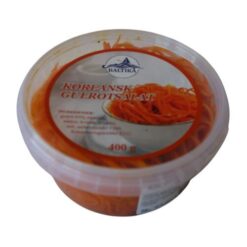 Hva får du når du blander matvarene fra Korea 🇰🇷 og Russland 🇷🇺? Svar: denne sprø, syrlige, forfriskende gulrotsalaten 🥕 som etterligner smakene og teksturen til kimchi . Du vil gjerne lage en dobbel porsjon av disse gulrøttene: de gir en deilig siderett sammen med fisk 🐟 eller kjøtt, og de holder seg vakkert i kjøleskapet i over en uke. Hvis du elsker syltede grønnsaker , er denne salaten for deg. Tynne strimler av gulrøtter marineres i en blanding av eddik, hvitløk og cayenne, som tilfører pift og bare et lite krydderkick 🔥. Du kan lage denne retten på under 5 minutter ⏲ og den er klar til servering, men la den stå i kjøleskapet en dag (eller noen få), og retten blir bare bedre: sprø og mer smakfull. Det beste av alt er at det er en veldig fleksibel oppskrift, som kan lages med forskjellige varianter og erstatninger.