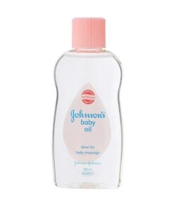 Johnson's Baby Oil er en olje beriket med deilige ingredienser og pleiende oljer. Oljen inneholder vitamin E og aloe vera, som både mykgjør og beskytter. Produktet er allergitestet og uten parabener og parfyme.