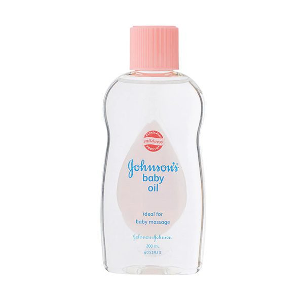 Johnson's Baby Oil er en olje beriket med deilige ingredienser og pleiende oljer. Oljen inneholder vitamin E og aloe vera, som både mykgjør og beskytter. Produktet er allergitestet og uten parabener og parfyme.