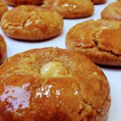 Ege Şekerpare gleder ganen din med sin smelte-i-munnen-tekstur og unike smak. Med sin enkle tilberedning og elegante presentasjon er Şekerpare en favoritt blant de som elsker sirupsaktige desserter. Du kan enkelt tilberede shekerpare-desserten, som er spesielt egnet for deilige bord der overfylte gjester er vert, ved å ta hensyn til matlagingsanbefalingene som er skrevet på produktpakken. Shekerparei; Du kan nyte den sammen med kaffe eller te om vinteren, eller med forfriskende drinker som lavsukkerlimonade om sommeren.