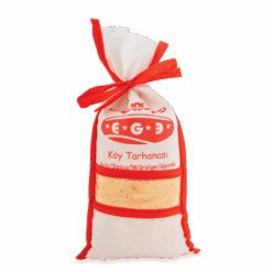 Ege Tarhana Mild er en tradisjonell tyrkisk fermentert suppebase, laget av en blanding av hvetemel, yoghurt og ulike grønnsaker og urter. Pakket i en 500 g pose, tilbyr denne milde versjonen en balansert, velsmakende smak med akkurat passe mengde krydder, perfekt for de som foretrekker en mildere smak. Bare oppløs i vann og kok for å nyte en solid, trøstende suppe.