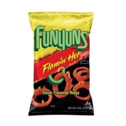 FUNYUNS Ringer med løksmak er en deilig annerledes matbit som er morsom å spise, med en skarp tekstur og saftig løksmak. Neste gang du er i humør for en velsmakende godbit som er utenom det vanlige, prøv FUNYUNS Løksmaksringer.