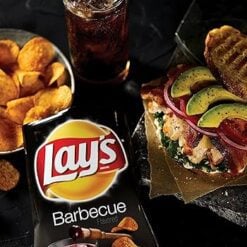 Lays BBQ Chips er en smaksrik og sprø potetgull med en herlig smak av grillet barbecue. Disse chipsene er perfekte for de som elsker en kombinasjon av sødme, kryddighet og røykighet i sine snacks.
