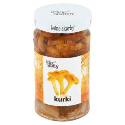 Kantarell - de vakreste og mest smakfulle kantarellene i Europa kommer fra Nord-Øst-Polen og det er her selskapet vårt holder til. Podlasie, Masuria, Øst-Masovia, dette er stedene hvor vi kjøper kantareller til våre "Skogskatter" . Perfekt i en marinade, med tilsetning av løk, gulrot og andre krydder, kan de lett konkurrere med Bay Bolete eller Boletus. Vakre fruktlegemer dukker opp fra midten av juni i det siste, den største overfloden skjedde alltid rundt himmelfartsdag - 15. august, men de siste årene har det vanligvis skjedd tidligere. Kantarellen er en typisk sommersopp, når den blir mindre rikelig i skogene viker den for senere høstsopp - Boletus eller Bay Bolete.