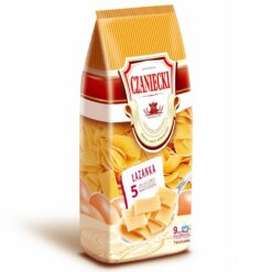 Pasta Łazanka - 5 egg per 1 kg mel!!! Vi tilbereder eggnudler basert på tradisjonelle oppskrifter – smaken deres er som en retur til barndommen. Men takket være tilsetningen av durumhvete er den mye mer verdifull. Den inneholder mange næringsverdier, inkludert: lutein, B-vitaminer, kalium, jern og folsyre. Dessuten har durumhvete en lavere glykemisk indeks, som er grunnen til at denne pastaen ofte konsumeres av diabetikere og personer som fører en sunn livsstil. Durumhvete eggpasta kombinerer tradisjonell smak med rasjonell ernæring. Dette er et forslag for de som verdsetter både tradisjon og modernitet.