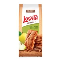 Vi introduserer Roshen Lovita eple- og kanelkakekaker, en herlig konfektkreasjon som legemliggjør varmen og komforten til hjemmebakte godbiter. Disse kjeksene er laget med presisjon av Roshen, et kjært navn i ukrainske søtsaker, og tilbyr en harmonisk blanding av søte eple- og aromatiske kanelsmaker. Hver bit av disse kakene er en reise gjennom frukthager med nyplukkede epler og koselige kjøkken fylt med duft av kanel. Den ømme konsistensen smelter i munnen din, mens den subtile sødmen av eple og det varme krydderet av kanel danser på ganen, og skaper en symfoni av smaker som er både trøstende og overbærende.
