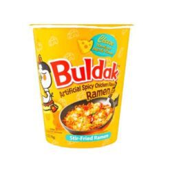Gjør deg klar for en smakseksplosjon med buldak kunstig krydret kyllingsmak Ramen med ostesmak. Tenk deg dette: tykke, seige nudler belagt i en brennende rød saus som pakker en snert av chilivarme. Men akkurat som infernoet tar tak, skyter en kremet bølge av ost inn og dekker tungen din i rik, smeltende godhet. Det er en berg-og-dal-banetur for smaksløkene dine, en tango av søtt og krydret, et kulinarisk eventyr for de vågale.