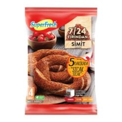 Simit, et vakkert brød former som en ring, sprøtt på utsiden og mykt på innsiden. Tyrkisk simit er et deilig sesamskorpebrød du kan ha til frokost. Lær hvordan du lager tradisjonell simit-oppskrift hjemme med denne trinnvise opplæringen. Hvis du elsker brød like mye som vi gjør, eller hvis du liker brødbakst like mye som vi, vil du elske dagens oppskrift. Dette tradisjonelle tyrkiske brødet er litt av et prosjekt, men det er så morsomt å lage og det er så velsmakende med alle ristede sesamfrø.