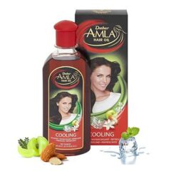 Ny kjølende formel – Dabur Amla Cooling Hair Oil med Amla olje, Mentha Peperita olje, Canola olje, Elaeis olje, Søtmandel olje, Sandal olje, Kamfer olje gir en beroligende og kjølende effekt for å gi umiddelbar lindring fra varme og stress.