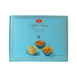 Feir denne Diwali med glede og tradisjon ved å gi Haldirams Triple Treat-gaveeske i gave. Perfekt for å sette et spesielt preg på festlighetene dine, dette 680 g-utvalget samler en herlig trio av Indias favorittsnacks og søtsaker. Enten det er for familie, venner eller kolleger, er denne gjennomtenkte kuraterte esken designet for å gjøre hvert Diwali-øyeblikk virkelig minneverdig.