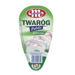 Polsk halvfet cottage cheese,  formet til en klassisk kileform, er  velsmakende og lett fordøyelig, og er grunnlaget for ethvert balansert kosthold. Perfekt for enhver tid på dagen og anledning: for hverdagssmørbrød, tradisjonelle dumplings, pannekaker, samt deilige kaker og utsøkte desserter.