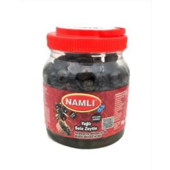 Namli Yagu Sele Zeytin refererer til en type saltlake sorte oliven kjent for sin rike, syrlige smak. Vanligvis betegner "Sele Zeytin" oliven som er herdet i en spesiell saltlake eller saltblanding, noe som gir dem en særegen smak og tekstur. Disse olivenene nytes ofte som snacks, i salater, eller som en del av middelhavsretter og retter fra Midtøsten. Deres robuste smak gjør dem til en allsidig ingrediens i en rekke kulinariske bruksområder.