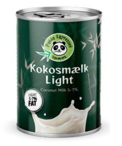 Panda Expressen Kokosmelk Light 5-7 % Fett er en økologisk kokosmelk med lavt fettinnhold laget av kjøttet fra modne kokosnøtter. Denne søte, melkeaktige og hvite drikken er ideell for å tilføre en kremet konsistens og eksotisk smak til rettene dine. Med bare 5-7 % fett er denne light-versjonen et sunnere alternativ som fortsatt gir den karakteristiske smaken av kokosmelk.