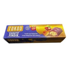 TOKOO Dubai Sjokolade etterlater en uforglemmelig smak på ganen med sin blanding av ristede hasselnøtter og sjokolade. Dubai Chocolate Bar 30g er et konsentrat av luksuriøse og eksotiske smaker, en intens sanseopplevelse innelukket i et miniformat.