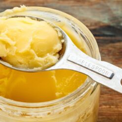 TRS butter ghee er den mest populære kilden til fett i indisk mat i evigheter. Autentisk ghee tilberedes ved å klarne smør laget av kumelk. Ghee regnes som en ayurvedisk perle og et hjemmemiddel for mange plager, inkludert forkjølelse og hoste hos barn. TRS butter ghee er et populært merke av klarnet smør med den autentiske aromaen og smaken