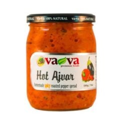 En makedonsk spesialitet. Håndskallet rød paprika og varm rød fefferoni (en type middelhavs chilipepper) stekes i ovn og blandes med stekt aubergine og hvitløk. Dette overraskende krydrede grønnsakspålegget passer perfekt til brød (vi anbefaler fransk baguette), ost og kjeks, hvitt kjøtt, fisk eller som tilbehør for seg selv.