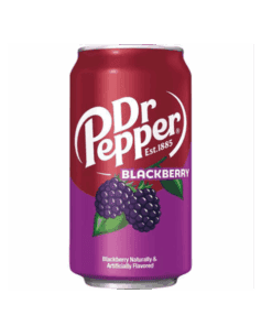 Dr Pepper slår hardt med sin nye permanente smak: Blackberry. En dristig blanding av Dr Peppers ikoniske krydret-søte base og den fruktige sødmen fra modne bjørnebær. Resultatet er en rik, lett syrlig og ultraforfriskende brus.