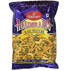 HALDIRAM'S Kaju Mixture Snacks Haldiram's Cashew Mixture gir en deilig blanding av sprø cashewnøtter, kikerter, risflak og krydret besan, skapt for å levere en smaksrik og knasende godbit.