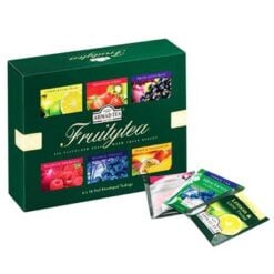 AHMAD TEA Fruitytea Selection 6 smakx10pk Utvalg av fruktig te – et utbrudd av naturlige smaker 🍑🍓🍋 Det perfekte valget for elskere av fruktte ! Ikke sikker på hvilken du skal prøve? Vi har gjort det enkelt ved å kombinere seks av våre mest populære blandinger til ett herlig utvalg. Fra eksotisk mango til syrlig solbær gir disse teene en fruktig vri på ditt daglige brygg.