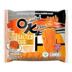 Mama Oriental Kitchen Wokstekte instant-nudler i saltet eggsmak gir en deilig vri på din umiddelbare nudelfornøyelse. Disse stekte nudlene er nøye krydret for å fange den herlige smaken av saltet egg, og skaper en tilfredsstillende og praktisk rett.
