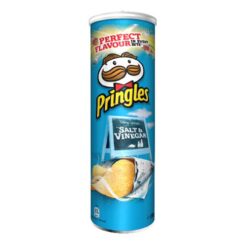 PRINGLES Salt&Vinegar Chips 165 g vri på en klassisk snack, Pringles Salt & Vinegar crisps er en perfekt måte å krydre snacken din på. Pringles Salt & Vinegar crisps har en dristig smak som garantert tilfredsstiller selv de mest intense trangene.