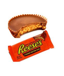Opplev den uimotståelige smaken av Reese's Peanut Butter Cups Perfekt kombinasjon av peanøttsmør og melkesjokolade Reese's Peanut Butter Cups er en herlig blanding av glatt peanøttsmør og kremet melkesjokolade. Hver bit gir en harmonisk balanse mellom søtt og salt, med en konsistens som smelter i munnen.