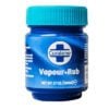 Pust lettet med Curalene Vapour Rub, en forfriskende blanding av kjølende mentol og eukalyptus. Denne lindrende salven bidrar til å fjerne tett nese og gir umiddelbar lindring av tett nese og ubehag.