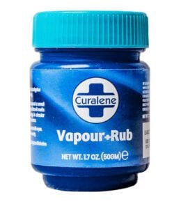 Pust lettet med Curalene Vapour Rub, en forfriskende blanding av kjølende mentol og eukalyptus. Denne lindrende salven bidrar til å fjerne tett nese og gir umiddelbar lindring av tett nese og ubehag.
