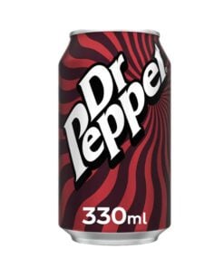 Musserende brus med fruktsmak, sukker og søtningsmidler. Jeg vet ikke hva det er, men jeg liker det! I over et århundre har Dr Peppers virkelig unike smak vært umulig å beskrive ... en smak så misforstått at den er forvirrende god. Skaff deg den nå, takk oss senere. Så merkelig, så god, så MiSuNderStoOd®