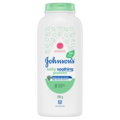 Johnsons Baby Pure Maisstivelse med Aloe Vera & Vitamin E Soothing Powder absorberer skånsomt overflødig fuktighet for å holde huden tørr og myk, samtidig som den beroliger og frisker opp huden.